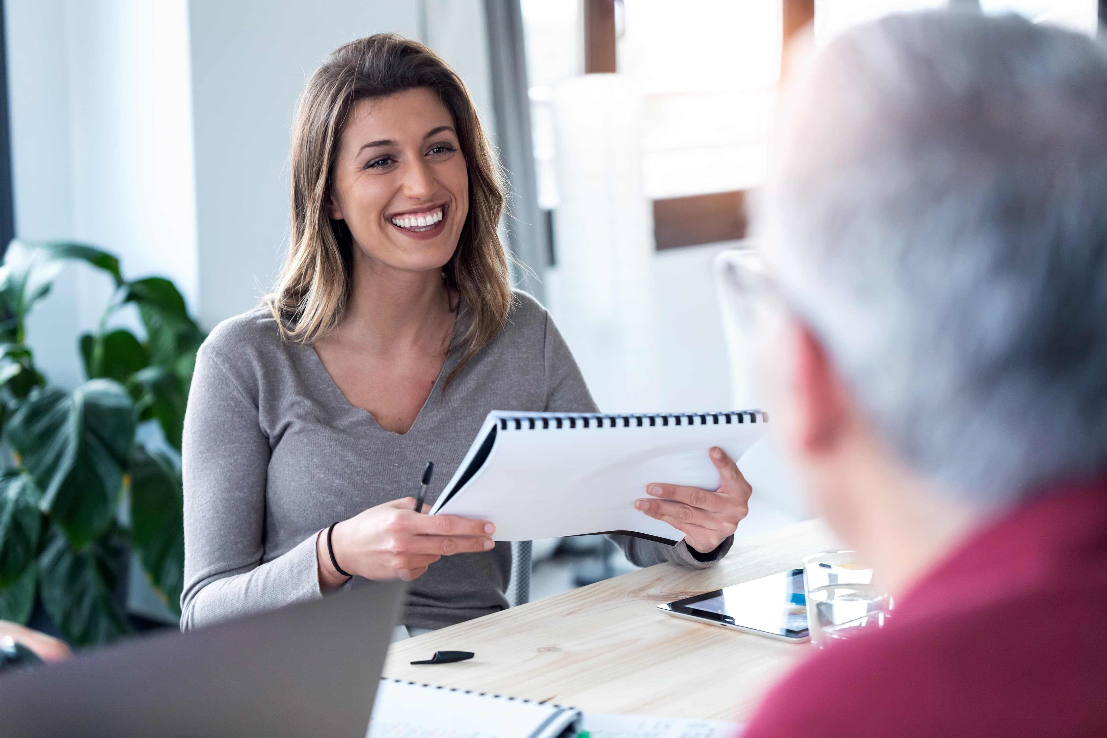 Conseiller déménagement au téléphone aidant un client