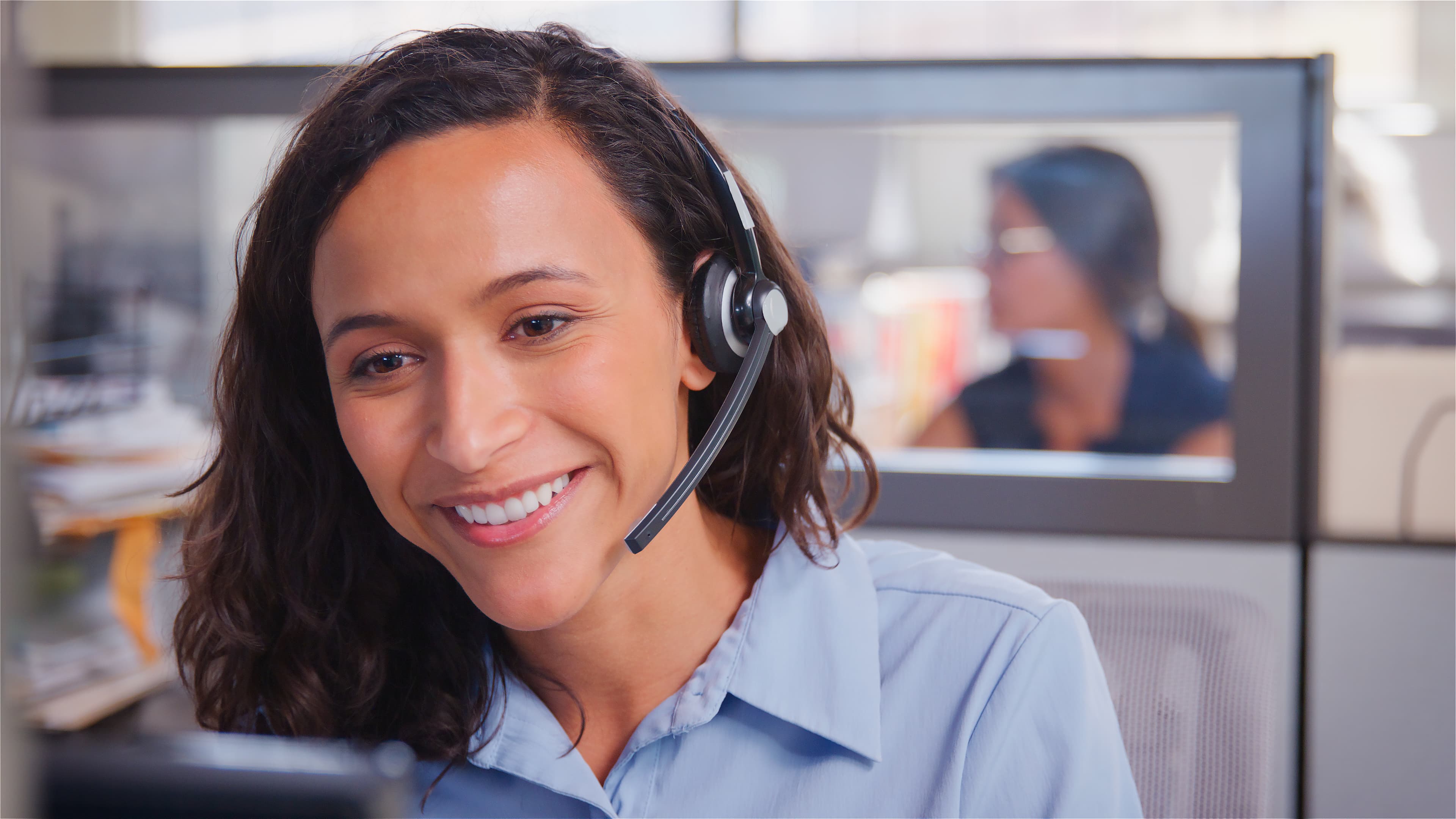 Conseillère déménageons avec casque téléphonique
